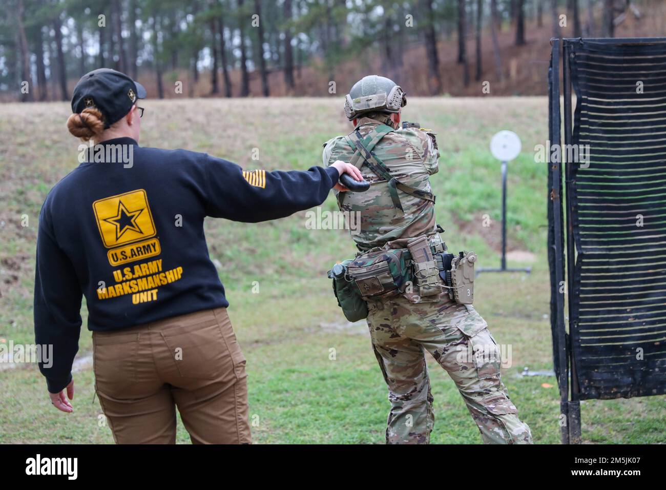 Mehr als 220 Soldaten traten in den 2022 USA an Army Small Arms Championships in Fort Benning, Georgia, 13.-19. März. Der einwöchige Wettkampf, bekannt als All Army, ist ein jährlicher Wettkampf, der von den USA veranstaltet wird Army Marksmanship Unit (USAMU) in Verbindung mit dem Maneuver Center of Excellence (MCOE), das Soldaten aus allen Bereichen zusammenbringt: Aktiver Dienst, Reserve, Nationalgarde und ROTC. Während dieser Schießerei traten die Soldaten in neun verschiedenen Schusslinien gegeneinander an und schossen über 146.000 Schuss Gewehr- und Pistolenmunition ab. Obwohl alle Armee die Soldaten begehrten Trophäen und Stockfoto