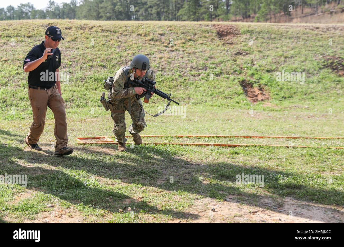 Mehr als 220 Soldaten traten in den 2022 USA an Army Small Arms Championships in Fort Benning, Georgia, 13.-19. März. Der einwöchige Wettkampf, bekannt als All Army, ist ein jährlicher Wettkampf, der von den USA veranstaltet wird Army Marksmanship Unit (USAMU) in Verbindung mit dem Maneuver Center of Excellence (MCOE), das Soldaten aus allen Bereichen zusammenbringt: Aktiver Dienst, Reserve, Nationalgarde und ROTC. Während dieser Schießerei traten die Soldaten in neun verschiedenen Schusslinien gegeneinander an und schossen über 146.000 Schuss Gewehr- und Pistolenmunition ab. Obwohl alle Armee die Soldaten begehrten Trophäen und Stockfoto