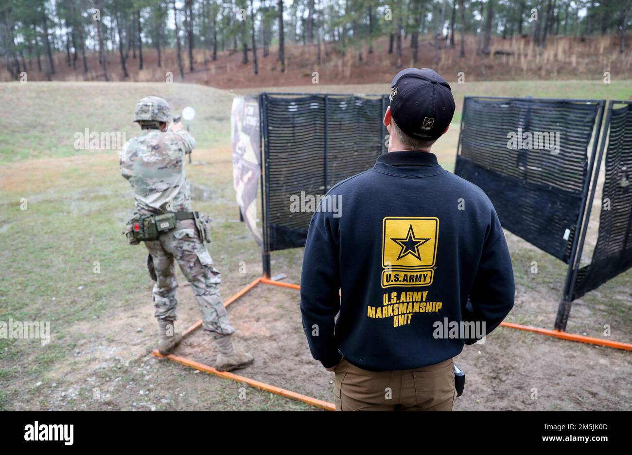 Mehr als 220 Soldaten traten in den 2022 USA an Army Small Arms Championships in Fort Benning, Georgia, 13.-19. März. Der einwöchige Wettkampf, bekannt als All Army, ist ein jährlicher Wettkampf, der von den USA veranstaltet wird Army Marksmanship Unit (USAMU) in Verbindung mit dem Maneuver Center of Excellence (MCOE), das Soldaten aus allen Bereichen zusammenbringt: Aktiver Dienst, Reserve, Nationalgarde und ROTC. Während dieser Schießerei traten die Soldaten in neun verschiedenen Schusslinien gegeneinander an und schossen über 146.000 Schuss Gewehr- und Pistolenmunition ab. Obwohl alle Armee die Soldaten begehrten Trophäen und Stockfoto