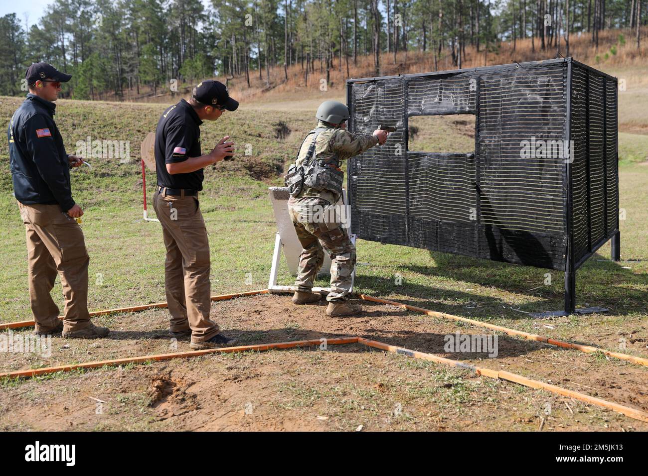 Mehr als 220 Soldaten traten in den 2022 USA an Army Small Arms Championships in Fort Benning, Georgia, 13.-19. März. Der einwöchige Wettkampf, bekannt als All Army, ist ein jährlicher Wettkampf, der von den USA veranstaltet wird Army Marksmanship Unit (USAMU) in Verbindung mit dem Maneuver Center of Excellence (MCOE), das Soldaten aus allen Bereichen zusammenbringt: Aktiver Dienst, Reserve, Nationalgarde und ROTC. Während dieser Schießerei traten die Soldaten in neun verschiedenen Schusslinien gegeneinander an und schossen über 146.000 Schuss Gewehr- und Pistolenmunition ab. Obwohl alle Armee die Soldaten begehrten Trophäen und Stockfoto