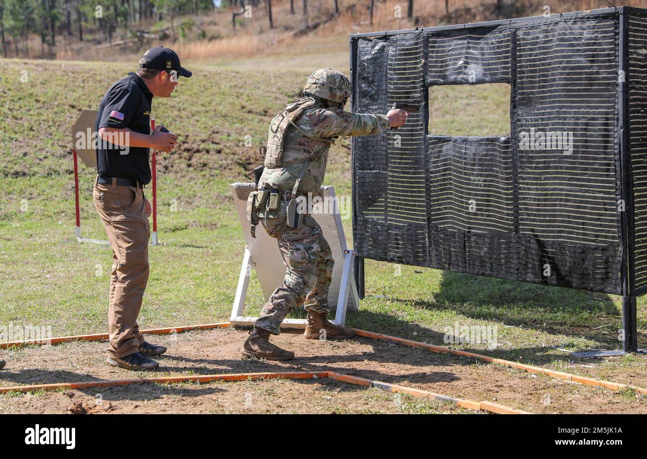 Mehr als 220 Soldaten traten in den 2022 USA an Army Small Arms Championships in Fort Benning, Georgia, 13.-19. März. Der einwöchige Wettkampf, bekannt als All Army, ist ein jährlicher Wettkampf, der von den USA veranstaltet wird Army Marksmanship Unit (USAMU) in Verbindung mit dem Maneuver Center of Excellence (MCOE), das Soldaten aus allen Bereichen zusammenbringt: Aktiver Dienst, Reserve, Nationalgarde und ROTC. Während dieser Schießerei traten die Soldaten in neun verschiedenen Schusslinien gegeneinander an und schossen über 146.000 Schuss Gewehr- und Pistolenmunition ab. Obwohl alle Armee die Soldaten begehrten Trophäen und Stockfoto