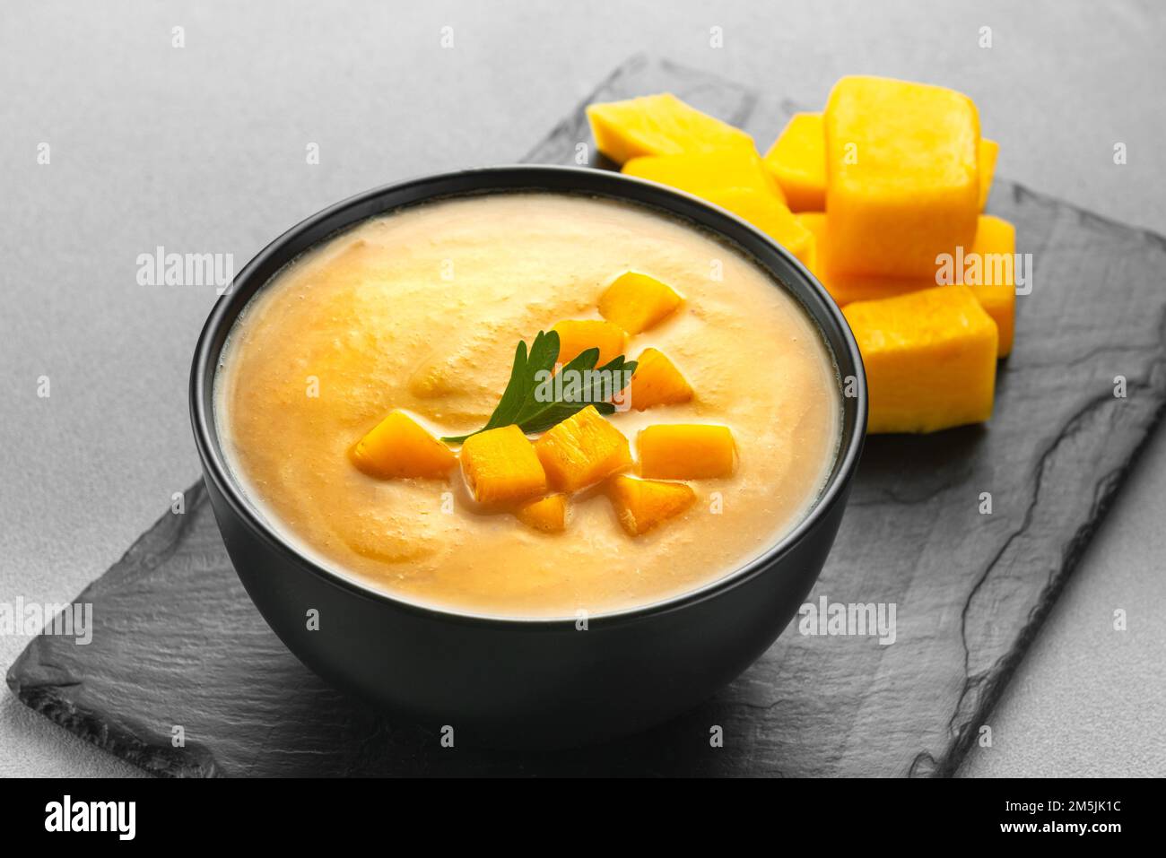 Kürbiscreme Suppe Kartoffelpüree auf grauem Hintergrund. Veganes ...