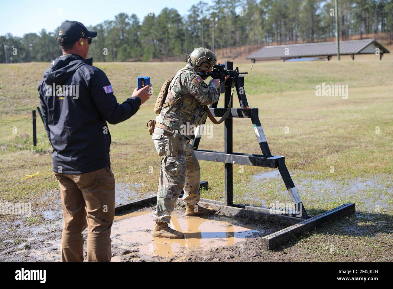Mehr als 220 Soldaten traten in den 2022 USA an Army Small Arms Championships in Fort Benning, Georgia, 13.-19. März. Der einwöchige Wettkampf, bekannt als All Army, ist ein jährlicher Wettkampf, der von den USA veranstaltet wird Army Marksmanship Unit (USAMU) in Verbindung mit dem Maneuver Center of Excellence (MCOE), das Soldaten aus allen Bereichen zusammenbringt: Aktiver Dienst, Reserve, Nationalgarde und ROTC. Während dieser Schießerei traten die Soldaten in neun verschiedenen Schusslinien gegeneinander an und schossen über 146.000 Schuss Gewehr- und Pistolenmunition ab. Obwohl alle Armee die Soldaten begehrten Trophäen und Stockfoto