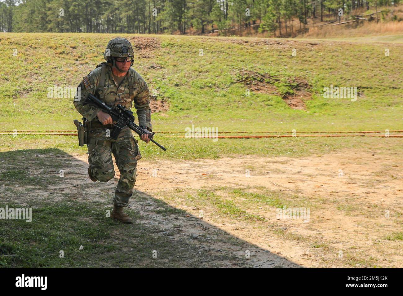 Mehr als 220 Soldaten traten in den 2022 USA an Army Small Arms Championships in Fort Benning, Georgia, 13.-19. März. Der einwöchige Wettkampf, bekannt als All Army, ist ein jährlicher Wettkampf, der von den USA veranstaltet wird Army Marksmanship Unit (USAMU) in Verbindung mit dem Maneuver Center of Excellence (MCOE), das Soldaten aus allen Bereichen zusammenbringt: Aktiver Dienst, Reserve, Nationalgarde und ROTC. Während dieser Schießerei traten die Soldaten in neun verschiedenen Schusslinien gegeneinander an und schossen über 146.000 Schuss Gewehr- und Pistolenmunition ab. Obwohl alle Armee die Soldaten begehrten Trophäen und Stockfoto