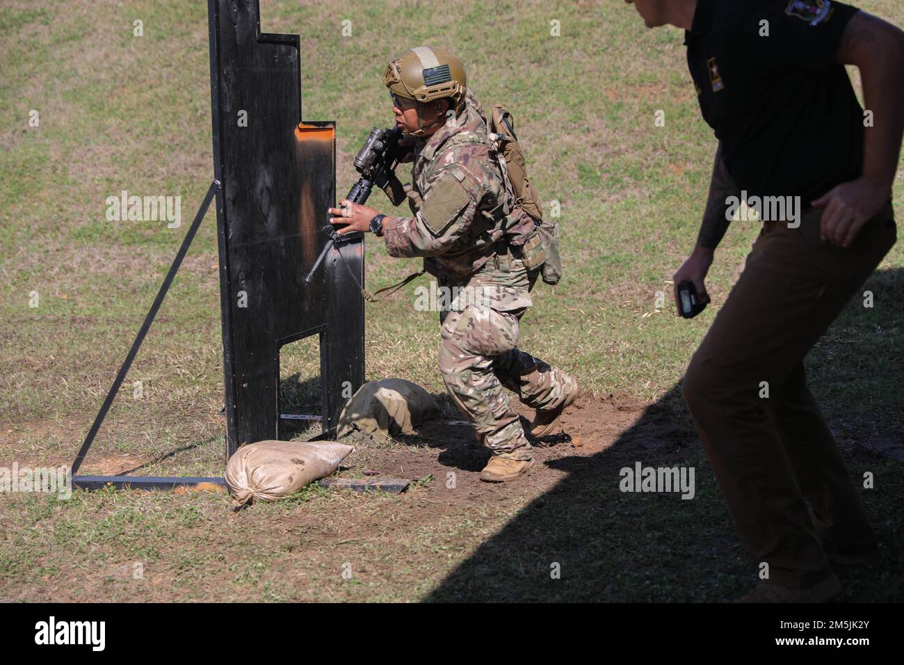 Mehr als 220 Soldaten traten in den 2022 USA an Army Small Arms Championships in Fort Benning, Georgia, 13.-19. März. Der einwöchige Wettkampf, bekannt als All Army, ist ein jährlicher Wettkampf, der von den USA veranstaltet wird Army Marksmanship Unit (USAMU) in Verbindung mit dem Maneuver Center of Excellence (MCOE), das Soldaten aus allen Bereichen zusammenbringt: Aktiver Dienst, Reserve, Nationalgarde und ROTC. Während dieser Schießerei traten die Soldaten in neun verschiedenen Schusslinien gegeneinander an und schossen über 146.000 Schuss Gewehr- und Pistolenmunition ab. Obwohl alle Armee die Soldaten begehrten Trophäen und Stockfoto