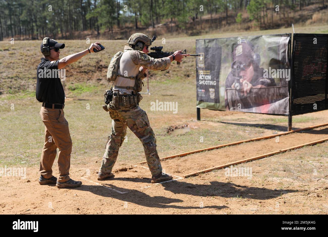 Mehr als 220 Soldaten traten in den 2022 USA an Army Small Arms Championships in Fort Benning, Georgia, 13.-19. März. Der einwöchige Wettkampf, bekannt als All Army, ist ein jährlicher Wettkampf, der von den USA veranstaltet wird Army Marksmanship Unit (USAMU) in Verbindung mit dem Maneuver Center of Excellence (MCOE), das Soldaten aus allen Bereichen zusammenbringt: Aktiver Dienst, Reserve, Nationalgarde und ROTC. Während dieser Schießerei traten die Soldaten in neun verschiedenen Schusslinien gegeneinander an und schossen über 146.000 Schuss Gewehr- und Pistolenmunition ab. Obwohl alle Armee die Soldaten begehrten Trophäen und Stockfoto