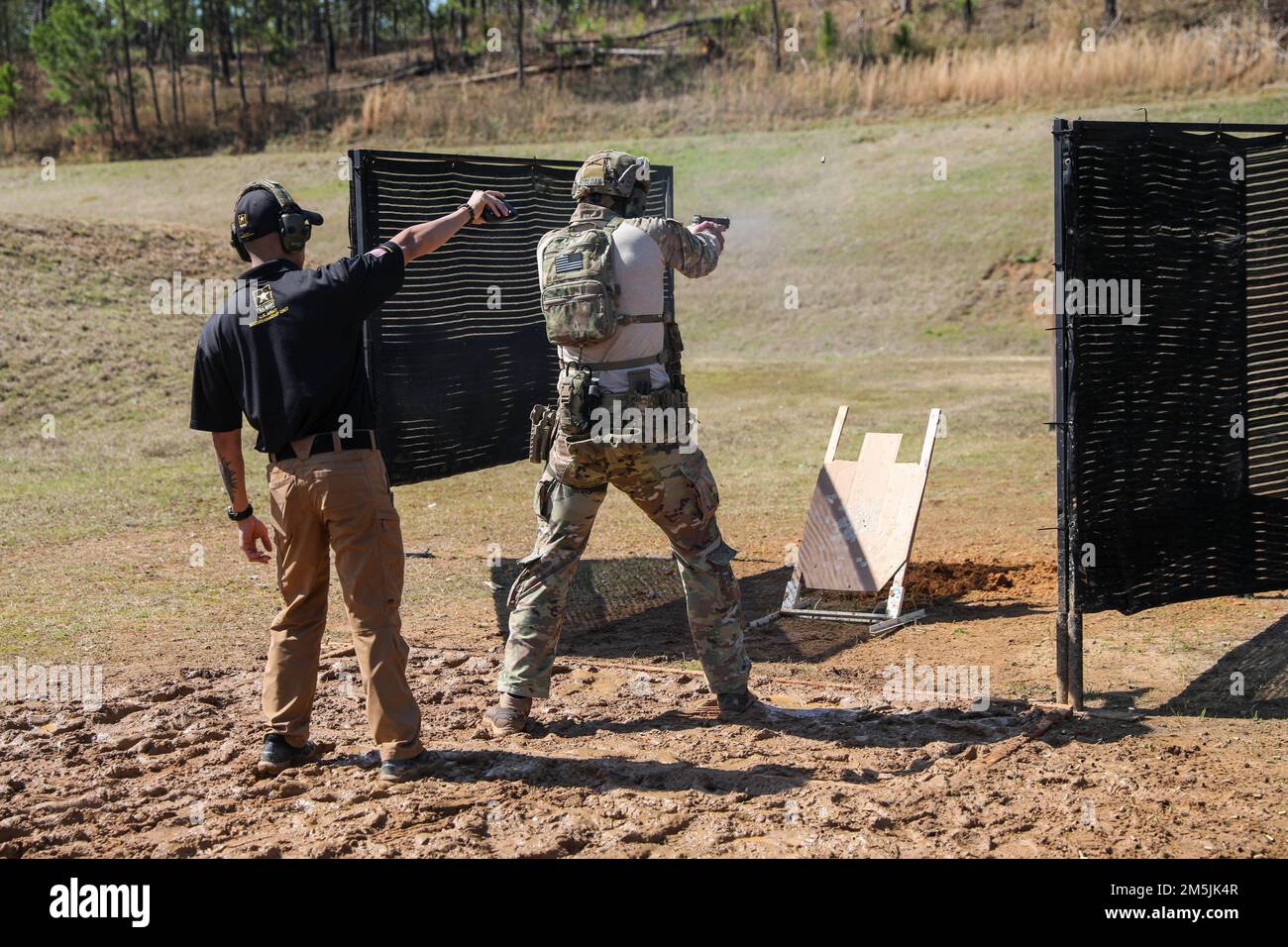 Mehr als 220 Soldaten traten in den 2022 USA an Army Small Arms Championships in Fort Benning, Georgia, 13.-19. März. Der einwöchige Wettkampf, bekannt als All Army, ist ein jährlicher Wettkampf, der von den USA veranstaltet wird Army Marksmanship Unit (USAMU) in Verbindung mit dem Maneuver Center of Excellence (MCOE), das Soldaten aus allen Bereichen zusammenbringt: Aktiver Dienst, Reserve, Nationalgarde und ROTC. Während dieser Schießerei traten die Soldaten in neun verschiedenen Schusslinien gegeneinander an und schossen über 146.000 Schuss Gewehr- und Pistolenmunition ab. Obwohl alle Armee die Soldaten begehrten Trophäen und Stockfoto