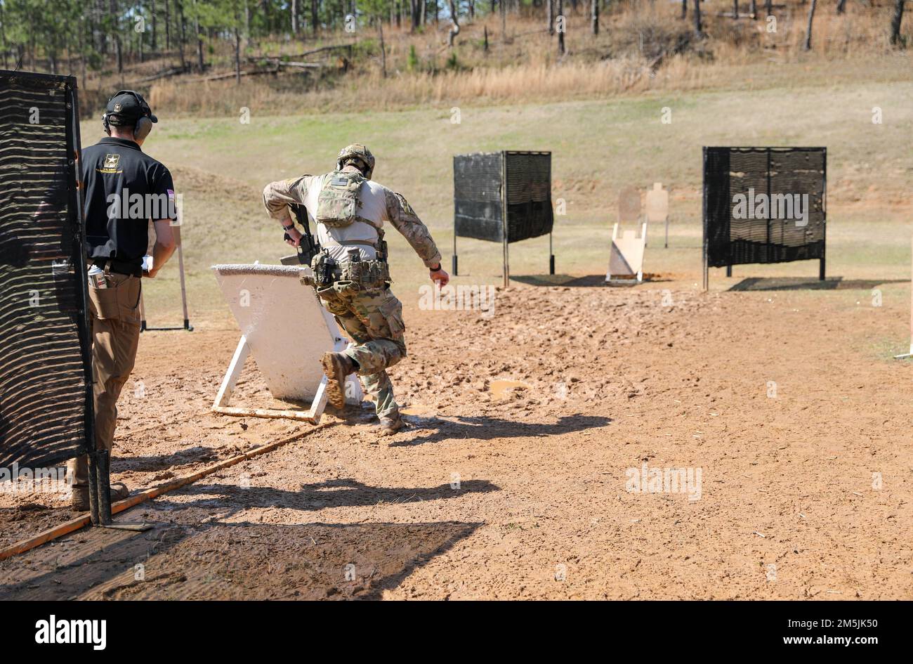 Mehr als 220 Soldaten traten in den 2022 USA an Army Small Arms Championships in Fort Benning, Georgia, 13.-19. März. Der einwöchige Wettkampf, bekannt als All Army, ist ein jährlicher Wettkampf, der von den USA veranstaltet wird Army Marksmanship Unit (USAMU) in Verbindung mit dem Maneuver Center of Excellence (MCOE), das Soldaten aus allen Bereichen zusammenbringt: Aktiver Dienst, Reserve, Nationalgarde und ROTC. Während dieser Schießerei traten die Soldaten in neun verschiedenen Schusslinien gegeneinander an und schossen über 146.000 Schuss Gewehr- und Pistolenmunition ab. Obwohl alle Armee die Soldaten begehrten Trophäen und Stockfoto