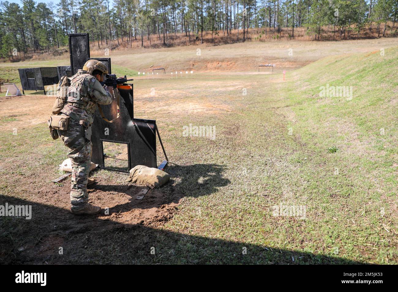Mehr als 220 Soldaten traten in den 2022 USA an Army Small Arms Championships in Fort Benning, Georgia, 13.-19. März. Der einwöchige Wettkampf, bekannt als All Army, ist ein jährlicher Wettkampf, der von den USA veranstaltet wird Army Marksmanship Unit (USAMU) in Verbindung mit dem Maneuver Center of Excellence (MCOE), das Soldaten aus allen Bereichen zusammenbringt: Aktiver Dienst, Reserve, Nationalgarde und ROTC. Während dieser Schießerei traten die Soldaten in neun verschiedenen Schusslinien gegeneinander an und schossen über 146.000 Schuss Gewehr- und Pistolenmunition ab. Obwohl alle Armee die Soldaten begehrten Trophäen und Stockfoto