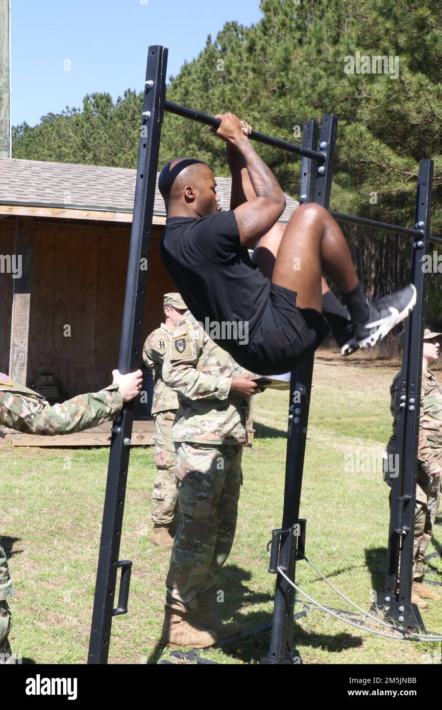 USA Cameron Wilson, dem 78. Luftwaffenkommando der Georgia Army National Guard in Marietta zugeteilt, absolviert am 20. März 2022 eine Wiederholung des Beinstutzens während des Wettbewerbs der Georgia National Guard Best Soldier and Noncommissioned Officer im Clay National Guard Center in Marietta, Georgia. Der Armeekampf-Fitness-Test war eines von vielen Veranstaltungen, um Georgiens besten Soldat und NCO zu bestimmen. Stockfoto