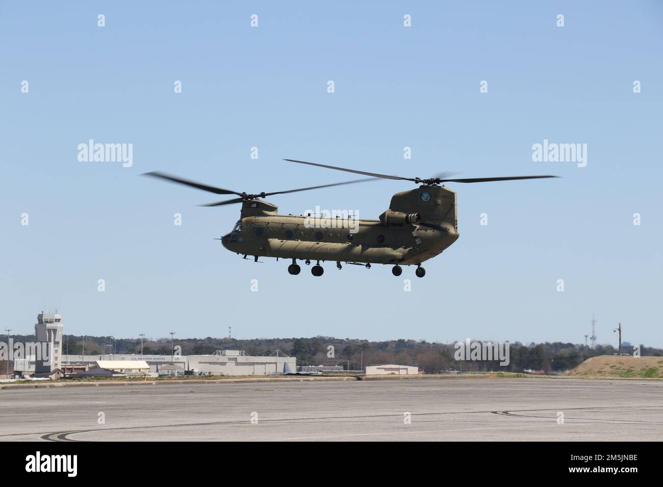 Teilnehmer der Georgia Army National Guard Best Soldier und Noncommissioned Officer Competition fliegen am 20. März 2022 im Clay National Guard Center in Marietta, Georgia, an Bord eines CH-47 Chinook Helikopters. Ein Soldat und ein NCO waren jeweils für die fünf Brigaden der Georgia Army National Guard verantwortlich. Stockfoto