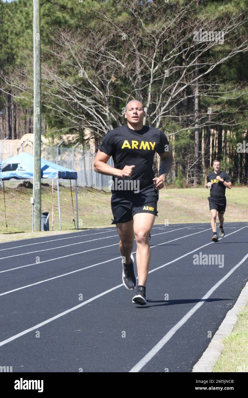 USA Army Staff Sergeant David Dividu, der 648. Manöver Enhancement Brigade in Fort Benning, Georgia Army National Guard, zugewiesen wurde, absolviert einen 3-Meilen-Lauf während der Georgia National Guard Best Soldier and Uncommissioned Officer Competition im Clay National Guard Center in Marietta, Georgia, 20. März 2022, Der Armeekampf-Fitness-Test war eines von vielen Veranstaltungen, um Georgiens besten Soldat und NCO zu bestimmen. Stockfoto