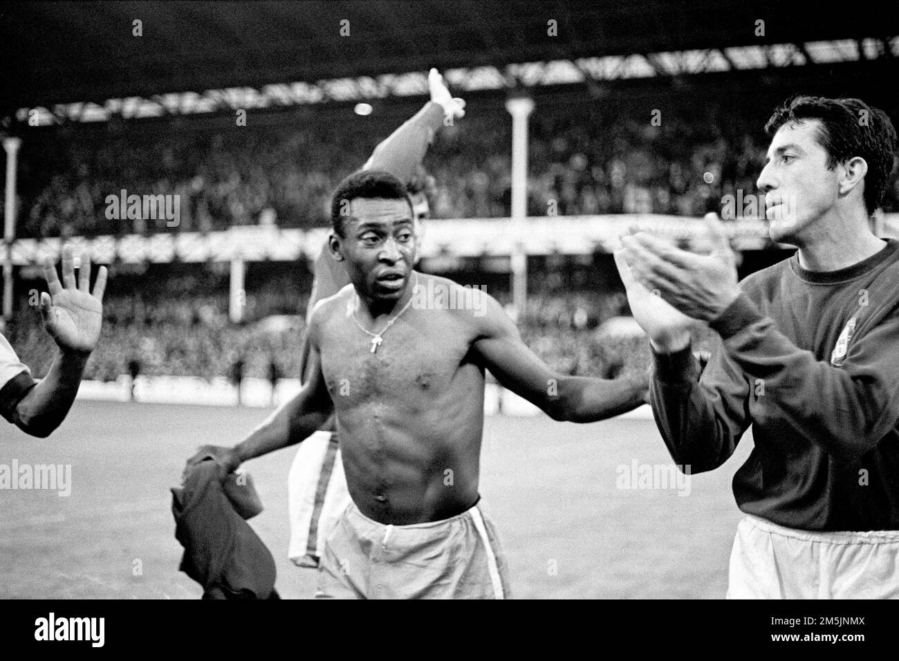 Dateifoto von 19-07-1966 von Brasiliens Pele (links) gratuliert Portugals Jose Augusto (rechts) zum Sieg seines Teams im Jahr 3-1, der Brasilien aus dem Turnier holte. Der brasilianische Großvater Pele ist im Alter von 82 Jahren gestorben. Seine Familie hat es in den sozialen Medien angekündigt. Ausgabedatum: Donnerstag, 29. Dezember 2022. Stockfoto
