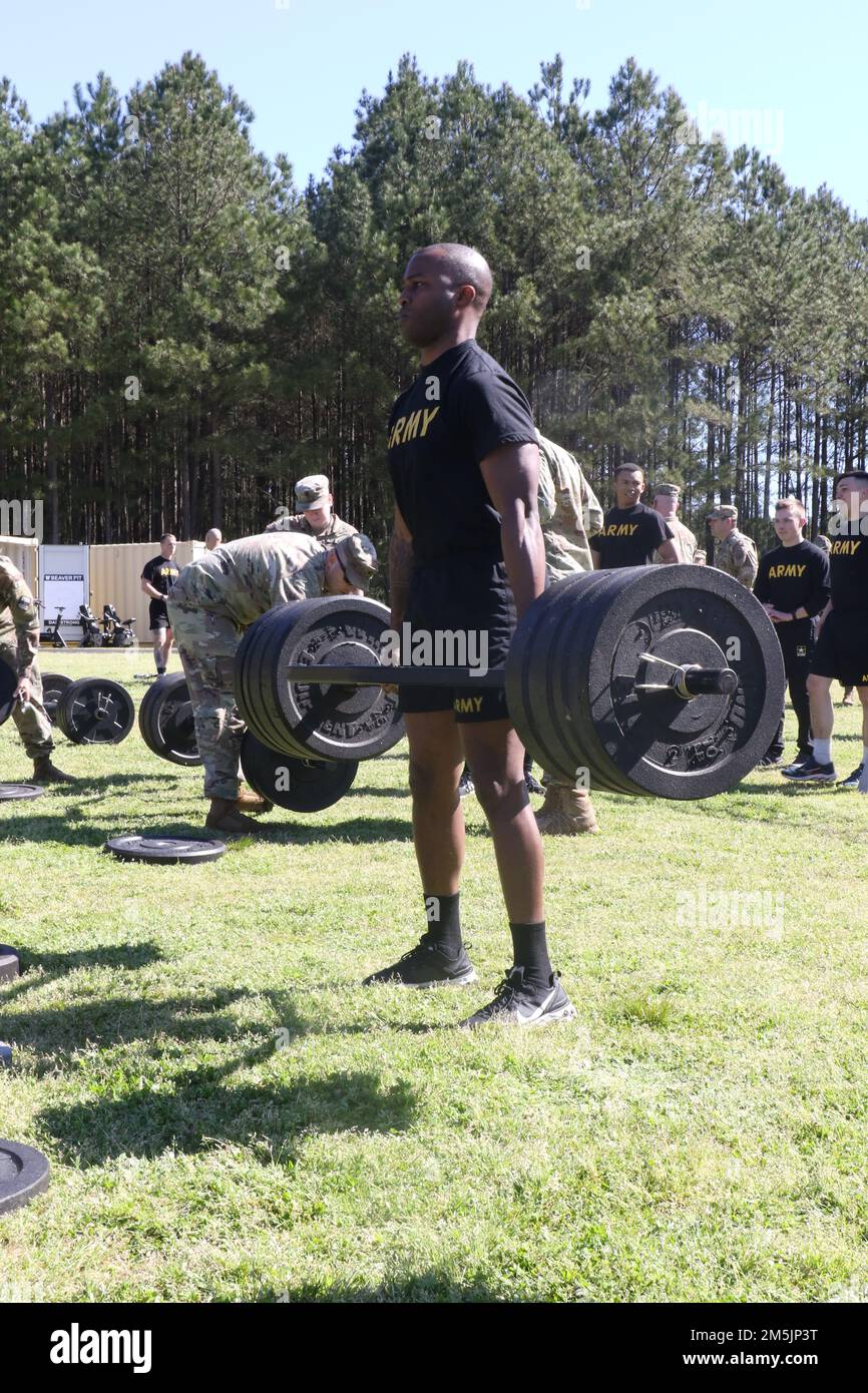 USA Cameron Wilson, dem in Marietta ansässigen 78. Luftwaffenkommando der Georgia Army National Guard zugeteilt, führt am 20. März 2022 während des Wettbewerbs der Georgia National Guard Best Soldier and Noncommissioned Officer im Clay National Guard Center in Marietta, Georgia, einen Totschlag durch. Der Armeekampf-Fitness-Test war eines von vielen Veranstaltungen, um Georgiens besten Soldat und NCO zu bestimmen. Stockfoto