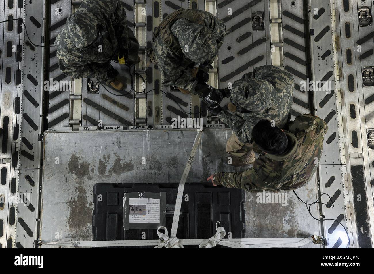 USA Soldaten, die dem 110. Chemiebataillon zugeteilt wurden, entschärfen ein simuliertes Leck eines verunreinigten menschlichen Überfalls an Bord eines C-17 Globemaster III-Flugzeugs während der Operation Iron Flight, 20. März 2022, Joint Base Lewis-McChord, Washington. In Verbindung mit der Übung Rainier Kraken wurden technische Begleitung und Schulungen in den Bereichen Chemie, Biologie, Radiologie, Kernkraft und Explosivstoffe in realistischen gemeinsamen Szenarien durchgeführt, die eine Bereitschaftsoperation unterstützen. Stockfoto