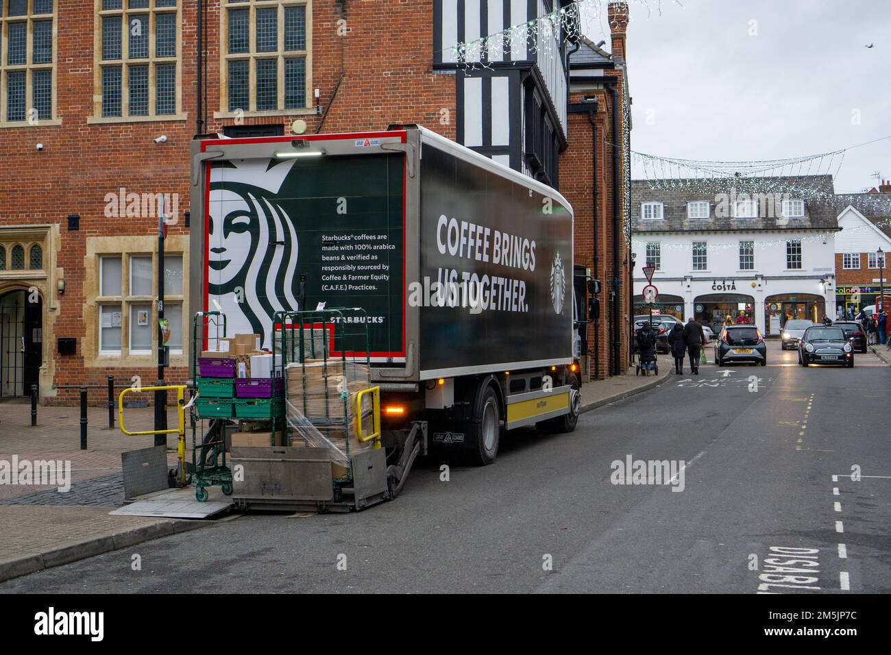 Starbucks Kaffeelieferwagen entlädt Vorräte in einem Einkaufsviertel in Saffron Walden, Essex, Großbritannien Stockfoto