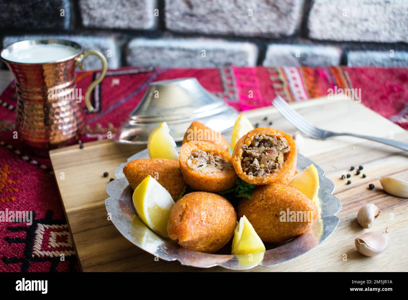 Traditionelle türkische Küche: „Ili kofte“, gebratener Bulgur und Hackfleisch. Kibaver oder kibbe. Stockfoto