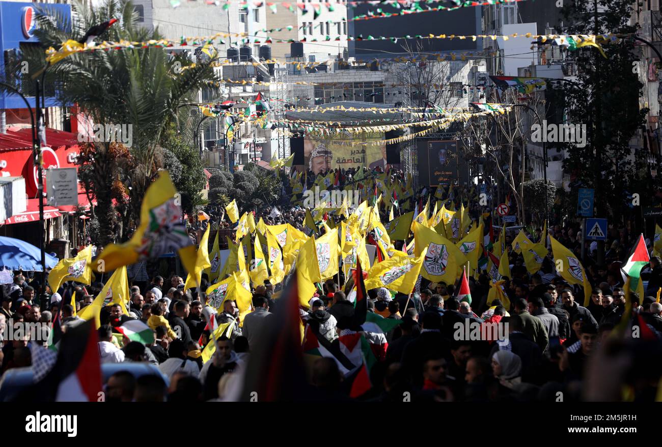 Ramallah. 29. Dezember 2022. Am 29. Dezember 2022 nehmen Menschen an einer Kundgebung zum 58. Jahrestag der Fatah-Bewegung in der Stadt Ramallah im Westjordanland Teil. Kredit: Ayman Nobani/Xinhua/Alamy Live News Stockfoto