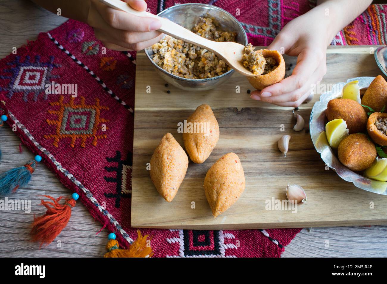 Traditionelle türkische Küche: „Ili kofte“, gebratener Bulgur und Hackfleisch. Kibaver oder kibbe. Stockfoto