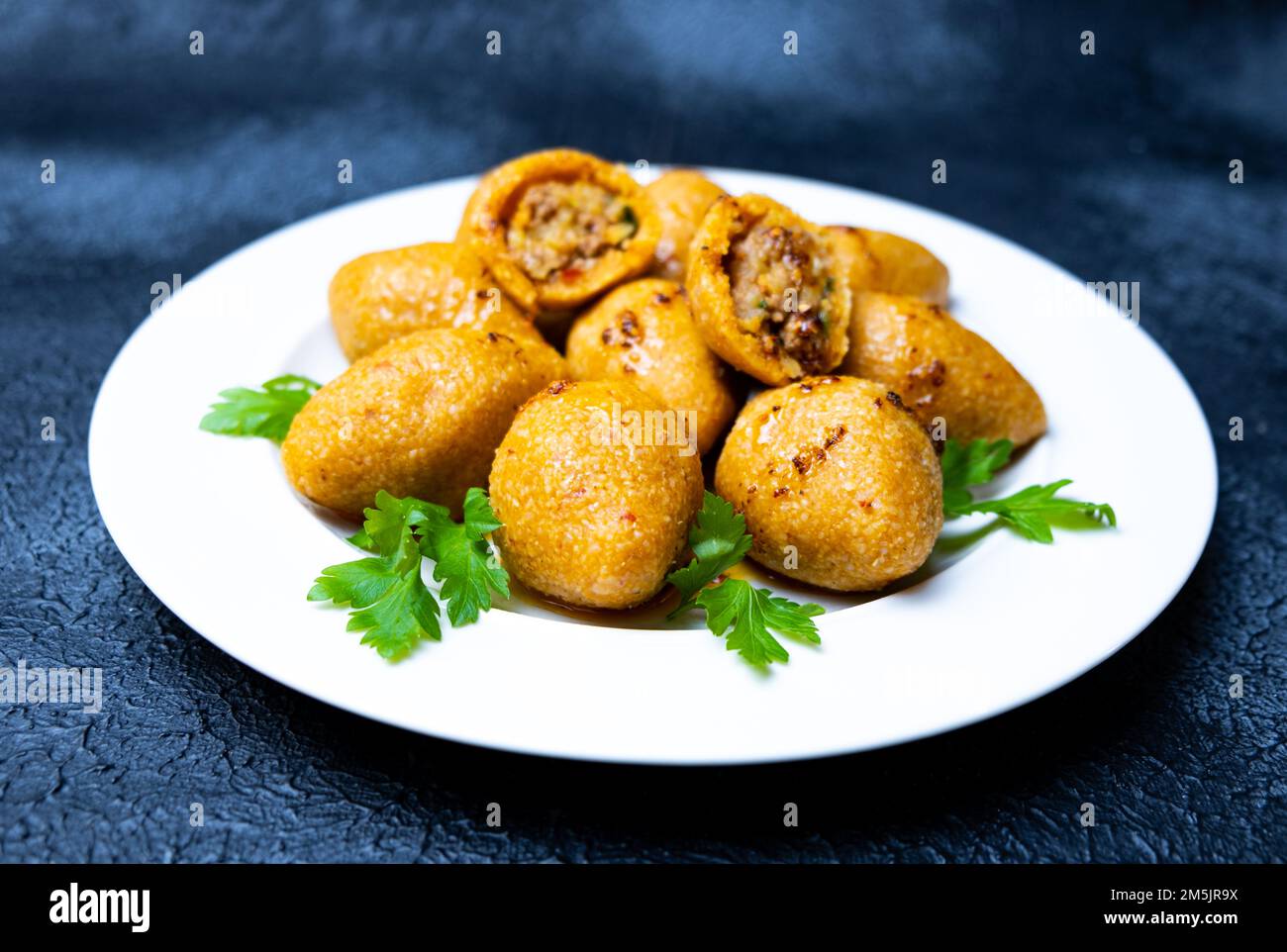 Traditionelle türkische Küche: „Ili kofte“, gebratener Bulgur und Hackfleisch. Kibaver oder kibbe. Stockfoto
