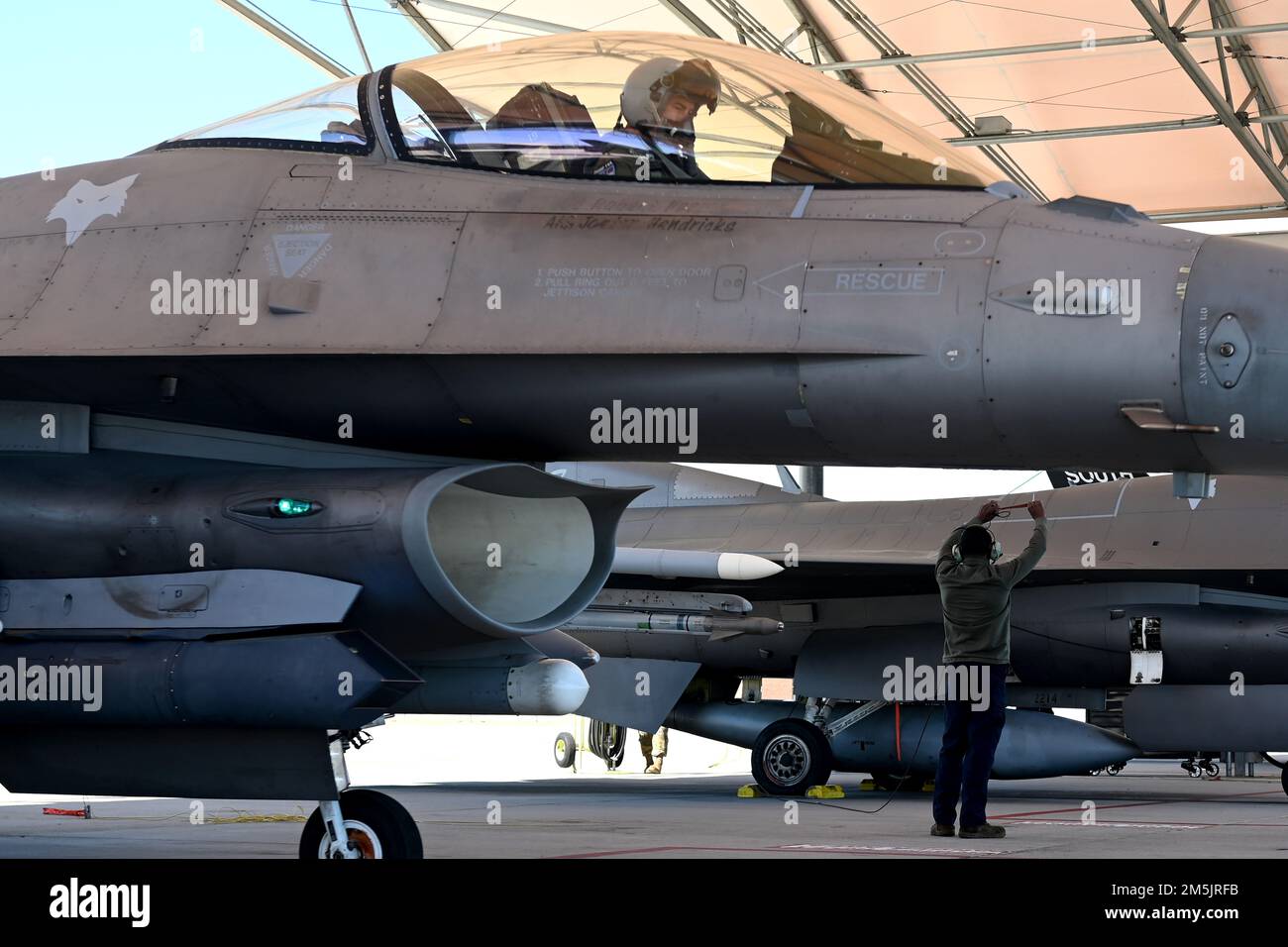 USA Air Force-Piloten und Bodenbesatzung des 169. Fighter Wing bereiten sich auf den Start ihrer F-16 Fighting Falcon Jets vom McEntire Joint National Guard Base, South Carolina, am 20. März 2022 vor. Stockfoto