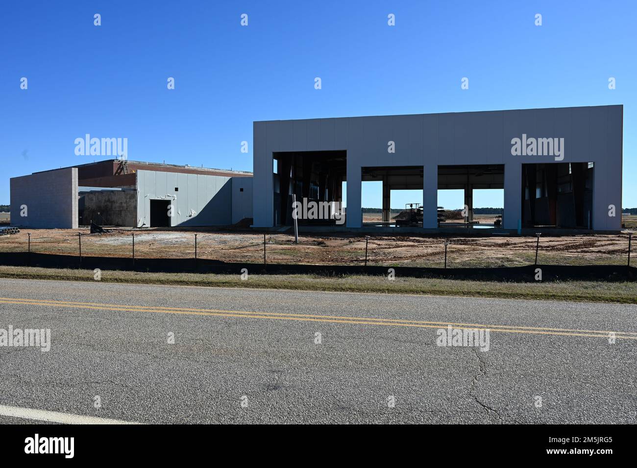 Laufender Bau einer erweiterten und modernisierten Feuerwehr am McEntire Joint National Guard Base, South Carolina, 20. März 2022. Die Konstruktion soll die Kapazitäten des 169. Fighter Wing und der McEntire Joint National Guard Base erweitern. Stockfoto