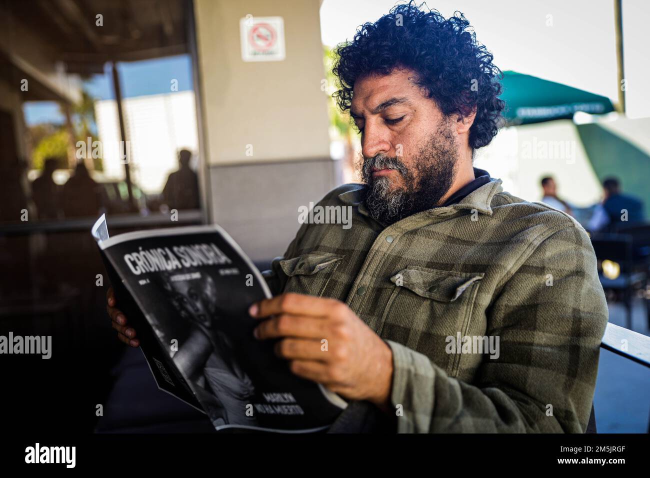 Benjamin Alonso Rascon , Director de Crónica Sonora lee su revista en Starbooks diciembre 2022 en Sonora, Mexiko (Foto: Luis Gutierrez /NortePhoto.com) Stockfoto