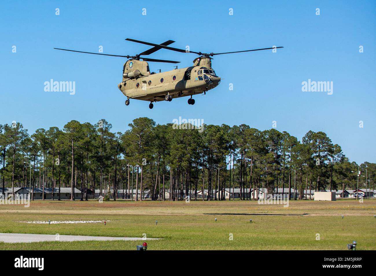 Ein Helikopter der Georgia Army National Guard CH-47 Chinook aus dem 78. Aviation Truppenkommando der Georgia Army National Guard in Marietta transportiert Konkurrenten zum 2022 Georgia National Guard Best Warrior Competition in Fort Stewart, Georgia 20. März 2022. Der Wettbewerb der besten Krieger testet die Bereitschaft und Anpassungsfähigkeit unserer Streitkräfte und bereitet unsere georgischen Wachmänner auf die unvorhersehbaren Herausforderungen von heute vor. Stockfoto