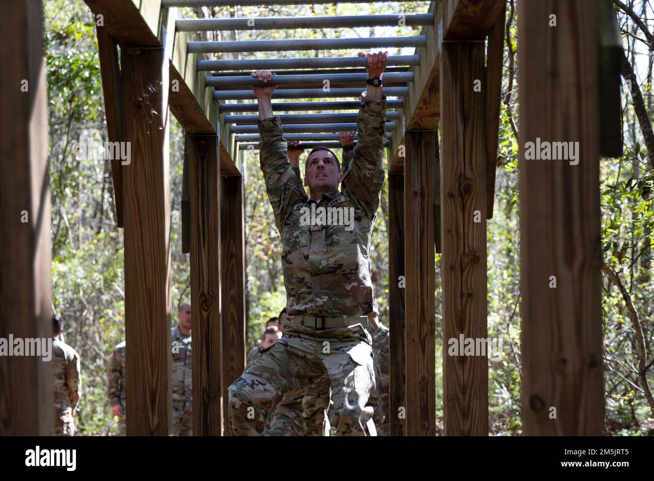 U.S. Army Sgt. James Meacham, repräsentiert das in Macon ansässige 48. Infanterie Brigade Combat Team, Georgia Army National Guard, durchquert ein horizontales Barproblem während des Georgia National Guard Best Warrior Competition 2022 in Fort Stewart, Georgia 20. März 2022. Der Wettbewerb der besten Krieger testet die Bereitschaft und Anpassungsfähigkeit unserer Streitkräfte und bereitet unsere georgischen Wachmänner auf die unvorhersehbaren Herausforderungen von heute vor. Stockfoto