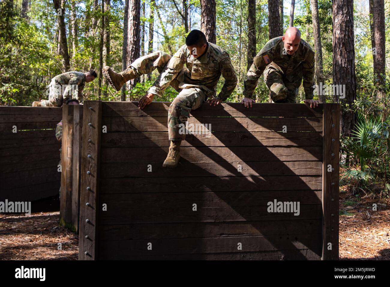 USA Army Sgt. Mario Mora (links) und SPC. John Dabbs, beide vertreten das in Macon ansässige 48. Infanterie Brigade Comat Team der Georgia Army National Guard, klettern während der Marne Mile-Veranstaltung beim Georgia National Guard Best Warrior Competition 2022 in Fort Stewart, Georgia 20. März 2022. Der Wettbewerb der besten Krieger testet die Bereitschaft und Anpassungsfähigkeit unserer Streitkräfte und bereitet unsere georgischen Wachmänner auf die unvorhersehbaren Herausforderungen von heute vor. Stockfoto