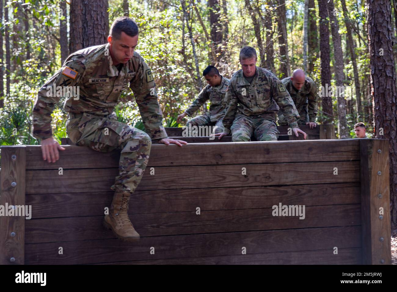 USA Armeesoldaten der Georgia Army National Guard erklimmen Hindernisse beim Marne Mile Event beim Georgia National Guard Best Warrior Competition 2022 in Fort Stewart, Georgia 20. März 2022. Der Wettbewerb der besten Krieger testet die Bereitschaft und Anpassungsfähigkeit unserer Streitkräfte und bereitet unsere georgischen Wachmänner auf die unvorhersehbaren Herausforderungen von heute vor. Stockfoto