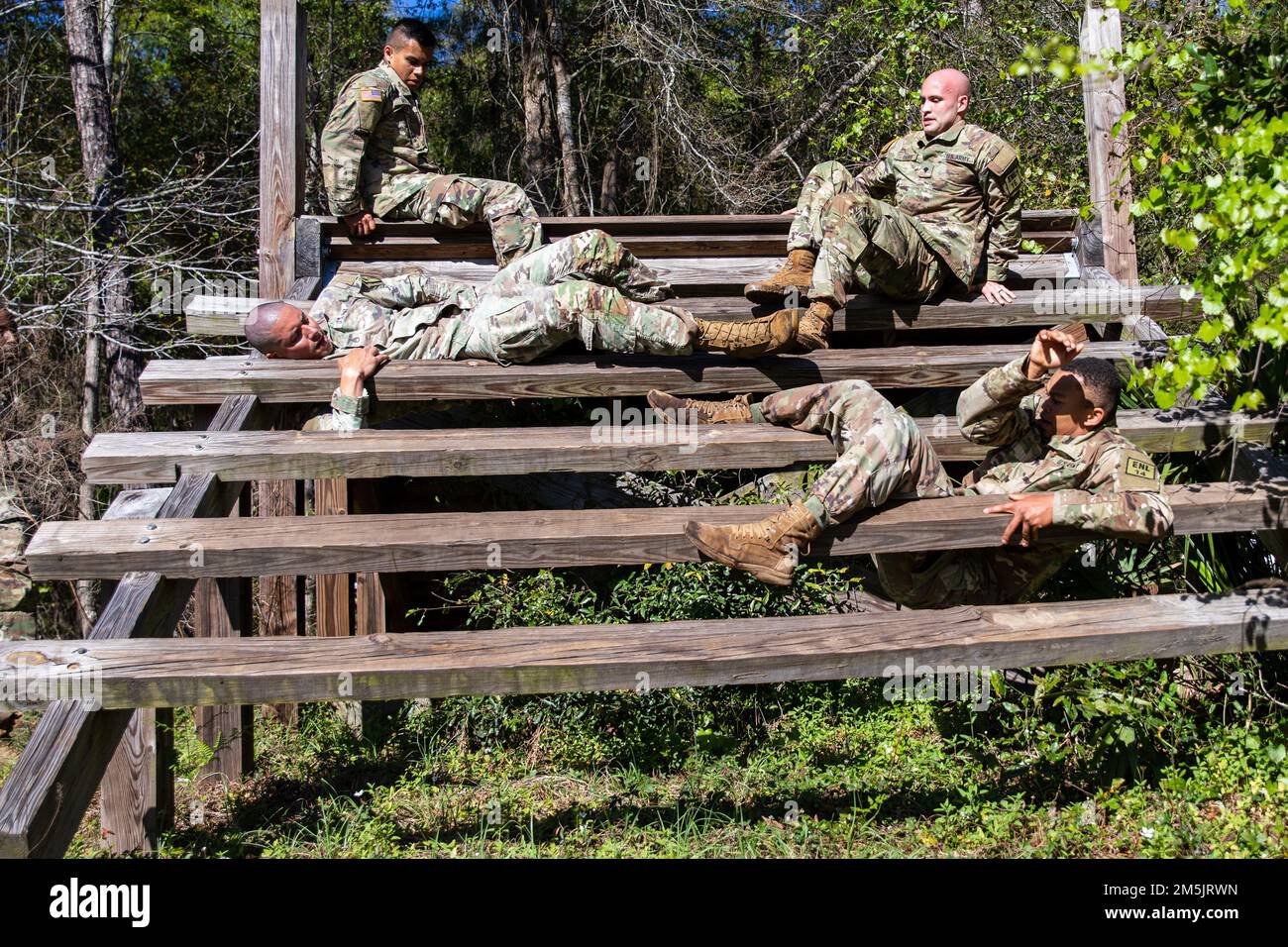 Soldaten der US-Armee der Georgia Army National Guard befahren das Weber-Hindernis während der Marne Mile-Veranstaltung beim Georgia National Guard Best Warrior Competition 2022 in Fort Stewart, Georgia 20. März 2022. Der Wettbewerb der besten Krieger testet die Bereitschaft und Anpassungsfähigkeit unserer Streitkräfte und bereitet unsere georgischen Wachmänner auf die unvorhersehbaren Herausforderungen von heute vor. Stockfoto
