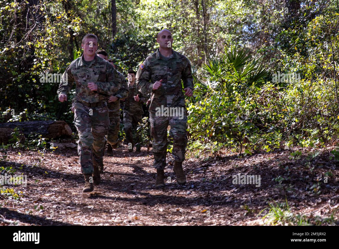 USA Army SPC. Keenan Baxter (links) und SPC. John Dabbs, beide repräsentieren das in Macon ansässige 48. Infanterie Brigade Combat Team der Georgia Army National Guard, leiten das Marne Mile Event während des 2022 Georgia National Guard Best Warrior Competition in Fort Stewart, Georgia 20. März 2022. Der Wettbewerb der besten Krieger testet die Bereitschaft und Anpassungsfähigkeit unserer Streitkräfte und bereitet unsere georgischen Wachmänner auf die unvorhersehbaren Herausforderungen von heute vor. Stockfoto