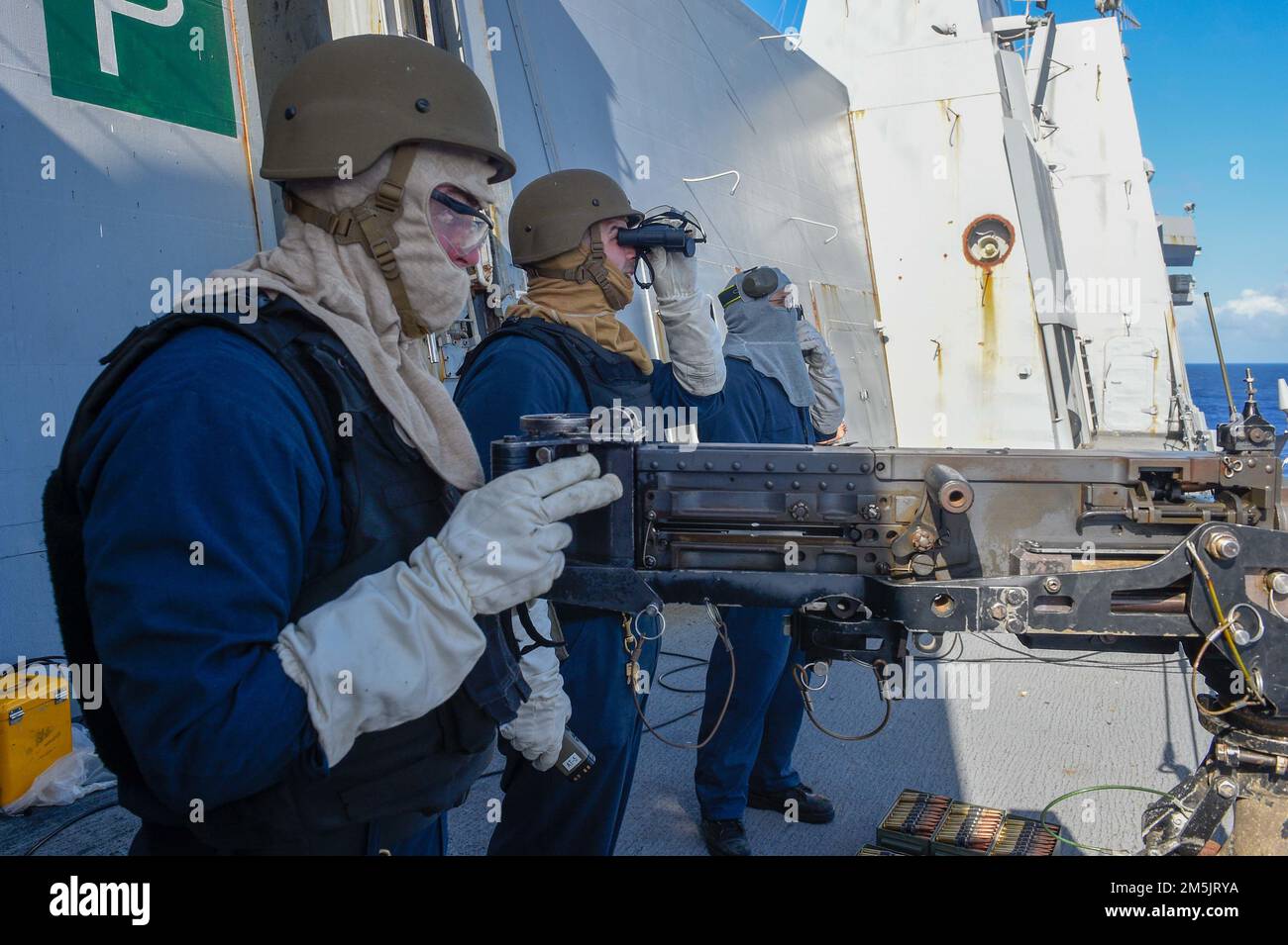 PHILIPPINISCHE SEE (20. März 2022) Seeleute, die dem Amphibien-Transportschiff USS Green Bay (LPD 20) zugewiesen sind, führen während der Ausbildung zur fortgeschrittenen Taktik der Oberflächenkriegsführung eine Feuerübung durch. Green Bay, Teil der Expeditionary Strike Group 7, ist zusammen mit der 31. Marine Expeditionary Unit (MEU) im Zuständigkeitsbereich der US-amerikanischen 7.-Flotte tätig, um die Interoperabilität mit Verbündeten und Partnern zu verbessern und als einsatzbereite Eingreiftruppe zur Verteidigung von Frieden und Stabilität in der Region Indo-Pazifik zu dienen. Stockfoto