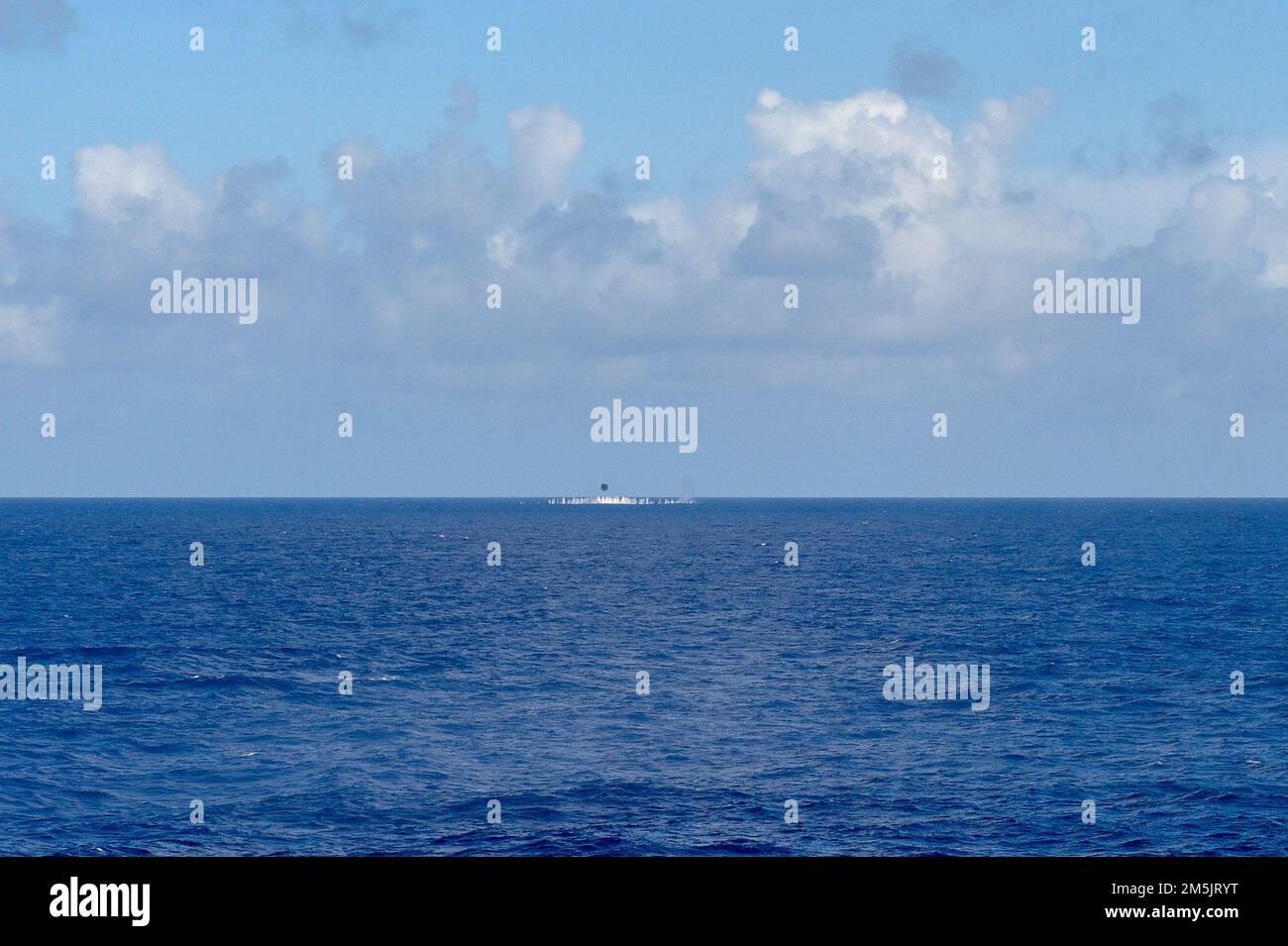 PHILIPPINE SEA (20. März 2022) das amphibische Transportschiff USS Green Bay (LPD 20) nimmt an einer Feuerübung Teil, die während des Trainings für fortgeschrittene Taktiken in der Oberflächenkriegsführung durchgeführt wird. Green Bay, Teil der Expeditionary Strike Group 7, ist zusammen mit der 31. Marine Expeditionary Unit (MEU) im Zuständigkeitsbereich der US-amerikanischen 7.-Flotte tätig, um die Interoperabilität mit Verbündeten und Partnern zu verbessern und als einsatzbereite Eingreiftruppe zur Verteidigung von Frieden und Stabilität in der Region Indo-Pazifik zu dienen. Stockfoto