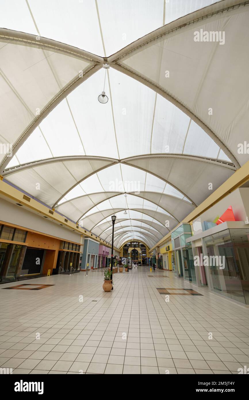 Miami, FL, USA - 29. Dezember 2022: Innenfoto der 163. Street Mall im veralteten Stil in NMB North Miami mit den meisten Mietshäusern außer Betrieb Stockfoto