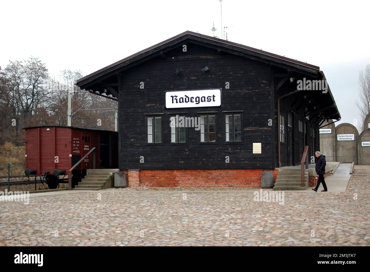 Der Bahnhof Radogoszcz[1][2] (deutsch: Bahnhof Radegast)[3] ist ein historischer Bahnhof in Łódź, Polen. Stockfoto