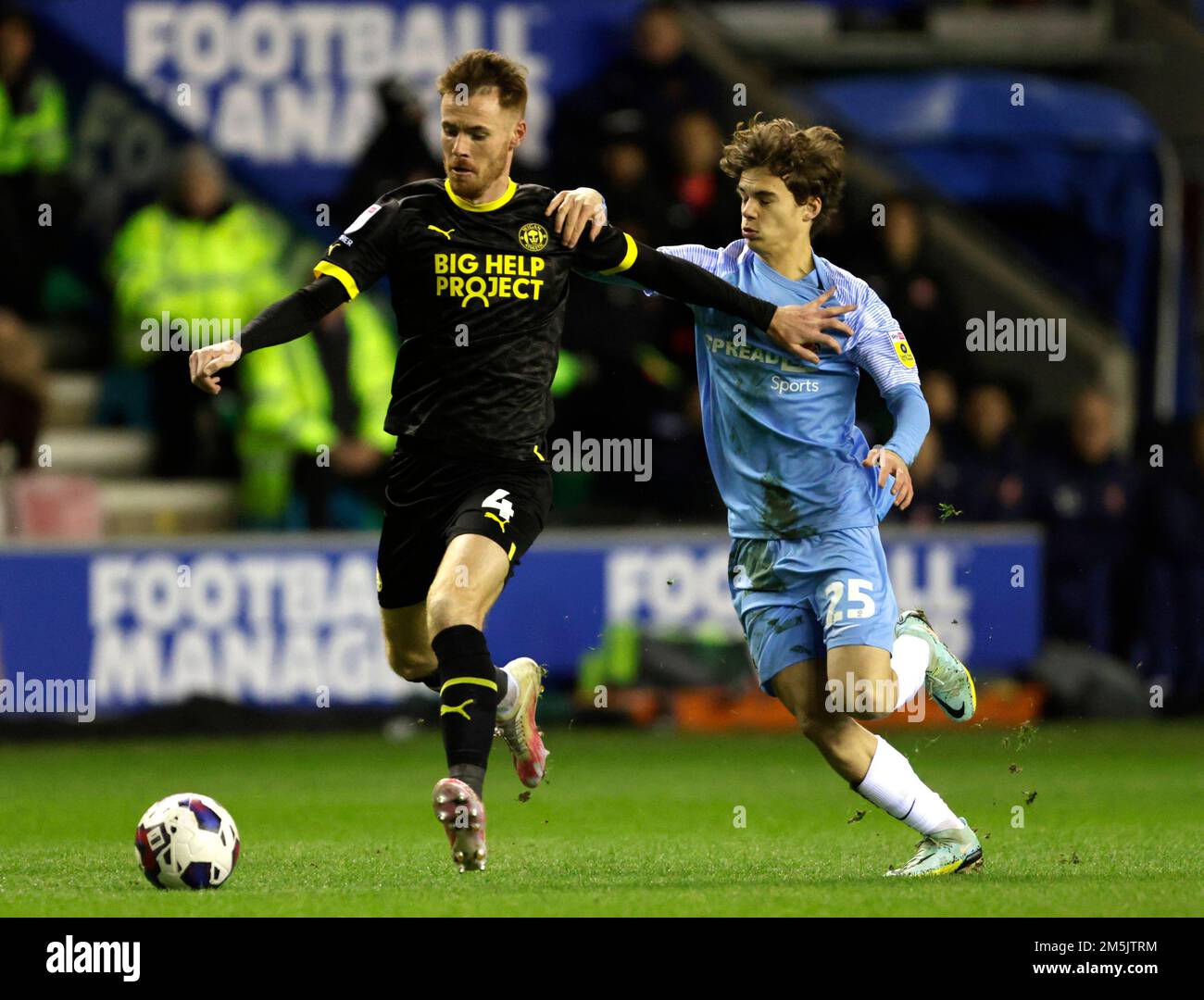 Tom Naylor (links) von Wigan Athletic und Edouard Michut von Sunderland