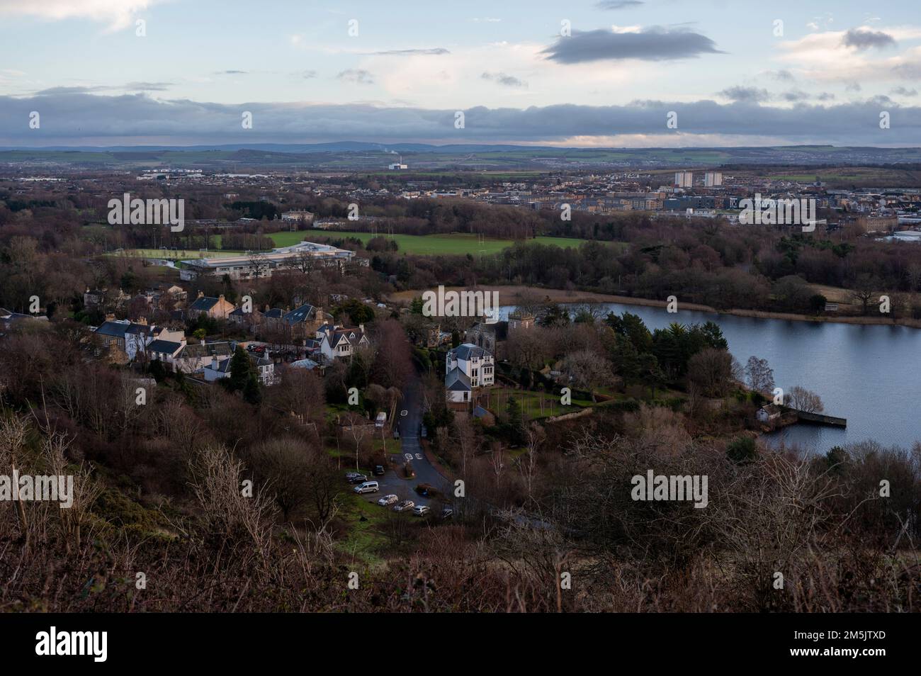 Donnerstag, 29. 2022. Dezember: Edinburgh, Schottland, Vereinigtes Königreich. Blick auf Duddingston Village von Arthurs Seat. Auf dem Bild ist auch die Heilige Rood High School Stockfoto