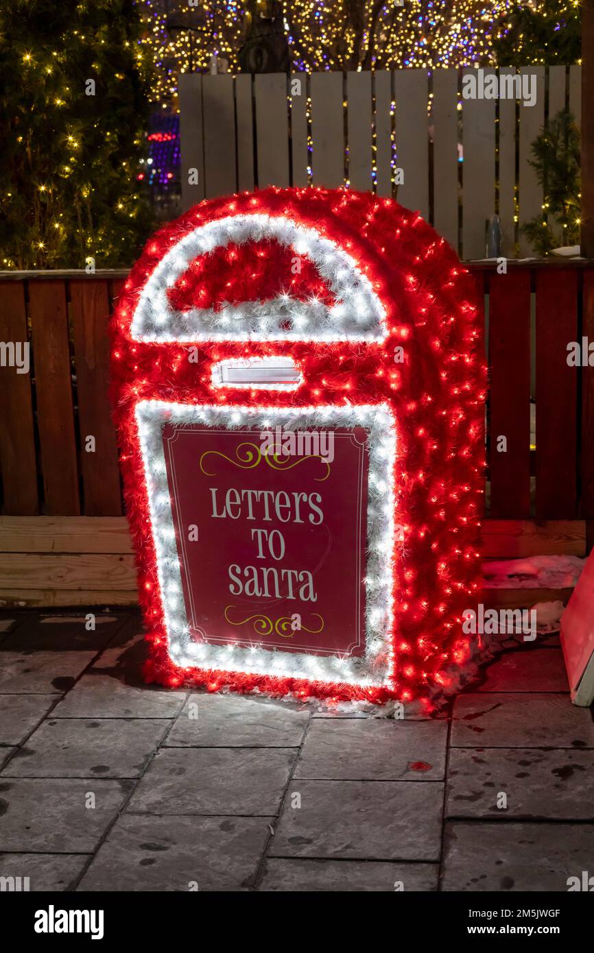 Detroit, Michigan - Ein Briefkasten für den Weihnachtsmann im Campus Martius Park im Zentrum von Detroit während der Weihnachtsfeiertage. Stockfoto