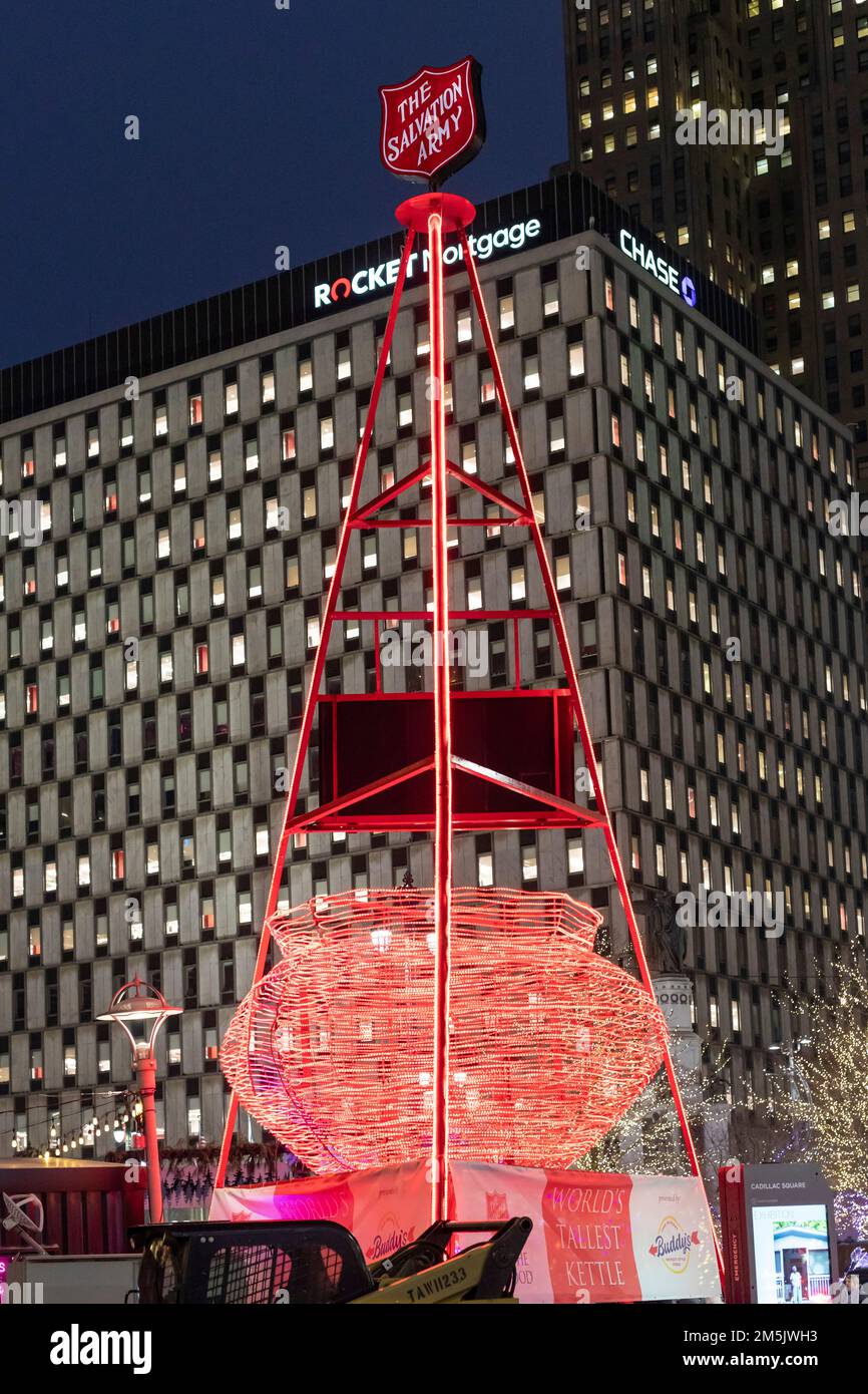 Detroit, Michigan - Ein roter Wasserkocher der Heilsarmee, der als der höchste Wasserkocher der Welt gilt und während der Winterferien auf dem Campus Martius ausgestellt wird. Kleineres rotes k Stockfoto