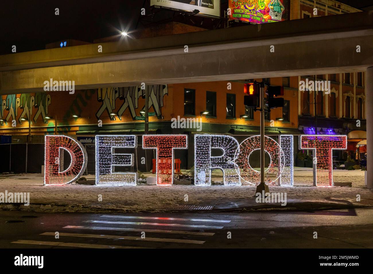 Detroit, Michigan - Lichter in einem Schild schreiben „Detroit“ an einer Kreuzung in der Innenstadt. Stockfoto