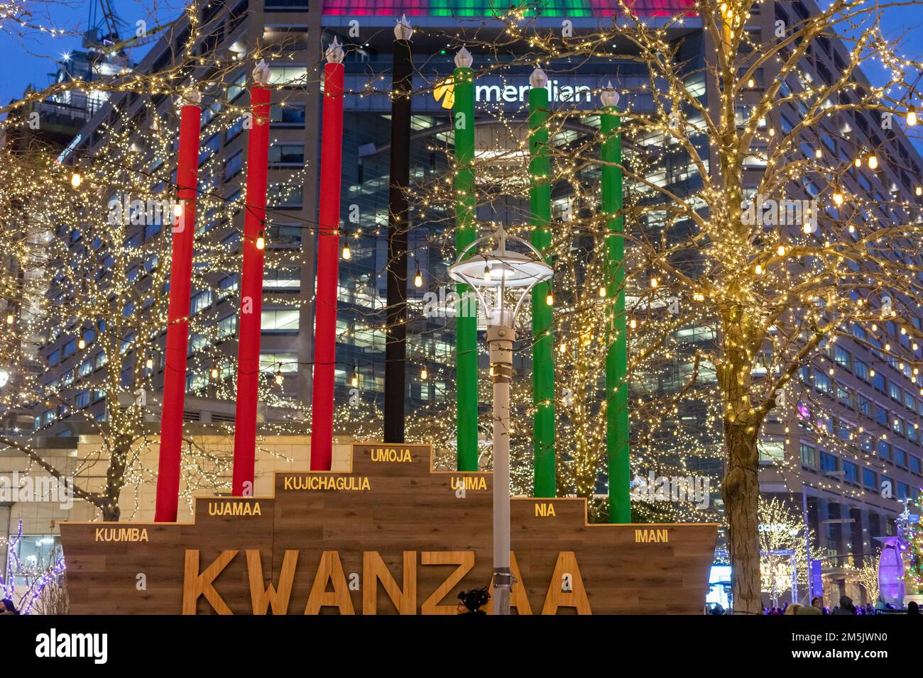 Detroit, Michigan - Ein Kwanzaa-Kinara im Campus Martius Park während der Winterferien. Die sieben Kerzen im Kinara (Suahili für „Candle h Stockfoto