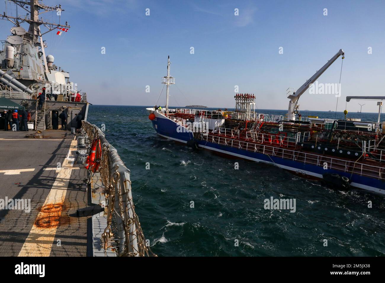 220321-N-HK187-1002 KOPENHAGEN, DÄNEMARK (21. März 2022) – Arleigh-Burke-Class Guided-Missile Destroyer USS die Sullivans (DDG 68) bereiten sich neben dem dänischen Tankschiff auf die Entwicklung des Brennstoffs vor. 21. März 2022. Die Sullivans sind im europäischen Operationssaal tätig und beteiligen sich an einer Reihe von maritimen Aktivitäten zur Unterstützung der USA Sechste Flotte und NATO-Alliierten. Stockfoto