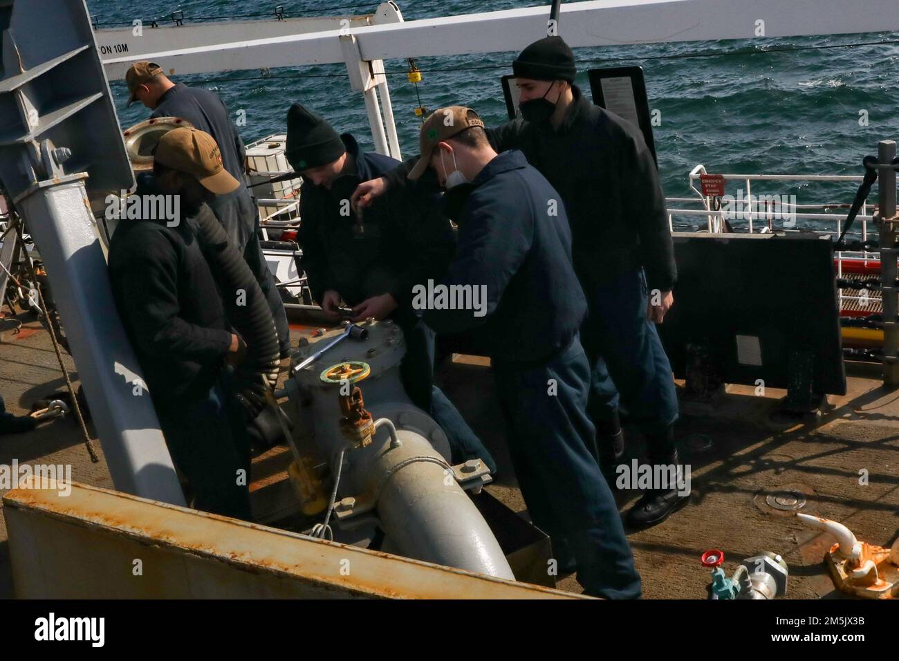 220321-N-HK187-1005 KOPENHAGEN, DÄNEMARK (21. MÄRZ 2022) – USA Marinesoldaten, die der Arleigh-Burke-Klasse-Guided-Missile Destroyer USS, den Sullivans (DDG 68), neben dem dänischen Tankschiff zugeteilt wurden, bereiten sich auf die Treibstoffentwicklung am 21. März 2022 vor. Die Sullivans sind im europäischen Operationssaal tätig und beteiligen sich an einer Reihe von maritimen Aktivitäten zur Unterstützung der USA Sechste Flotte und NATO-Alliierten. Stockfoto