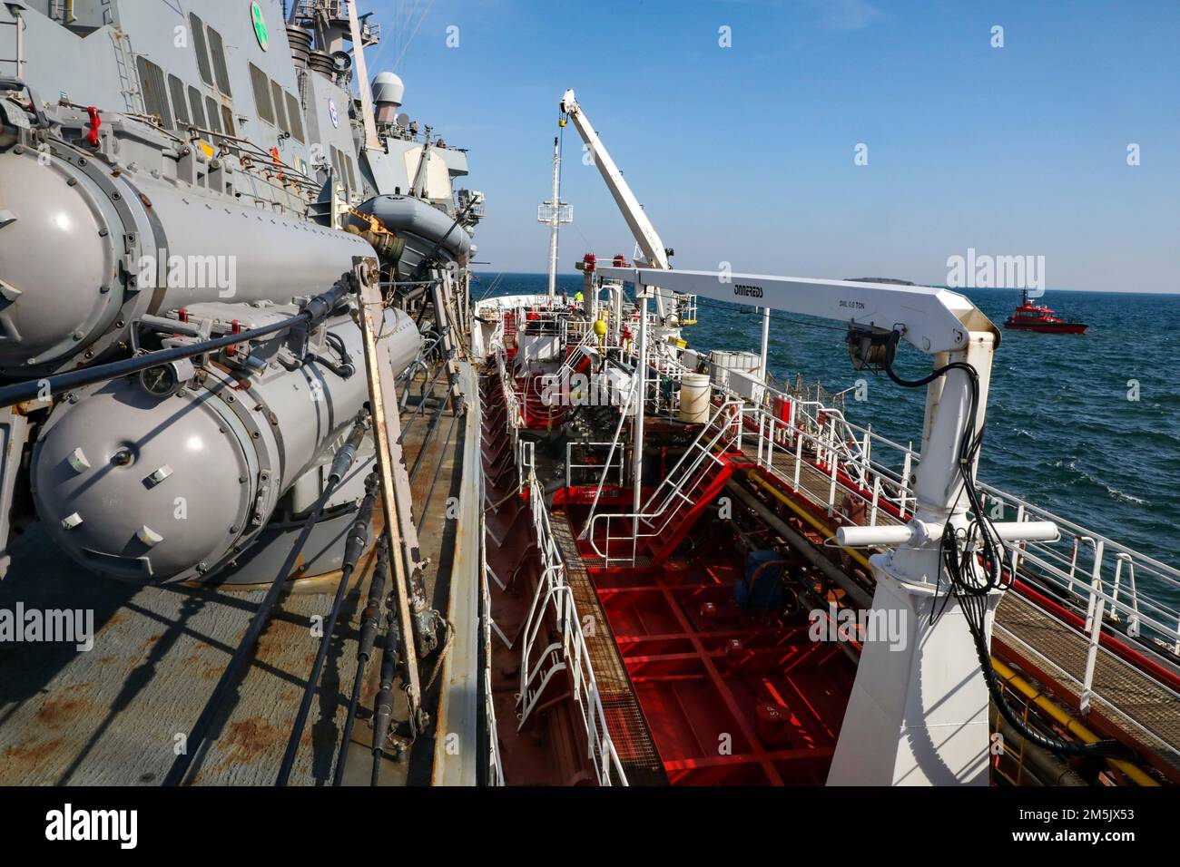 220321-N-HK187-1004 KOPENHAGEN, DÄNEMARK (21. März 2022) – Arleigh-Burke-Class Guided-Missile Destroyer USS die Sullivans (DDG 68) bereiten sich neben dem dänischen Tankschiff auf die Entwicklung des Brennstoffs vor. 21. März 2022. Die Sullivans sind im europäischen Operationssaal tätig und beteiligen sich an einer Reihe von maritimen Aktivitäten zur Unterstützung der USA Sechste Flotte und NATO-Alliierten. Stockfoto