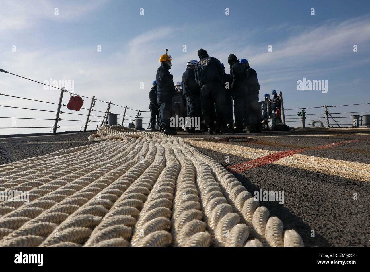 220321-N-HK187-2001 KOPENHAGEN, DÄNEMARK (21. MÄRZ 2022) – USA Marinesoldaten, die der Arleigh-Burke-Klasse-Guided-Missile Destroyer USS The Sullivans (DDG 68) zugeteilt wurden, bereiten sich auf das Anlegen von Pierside in Kopenhagen, Dänemark, am 21. März 2022 vor. Die Sullivans sind im europäischen Operationssaal tätig und beteiligen sich an einer Reihe von maritimen Aktivitäten zur Unterstützung der USA Sechste Flotte und NATO-Alliierten. Stockfoto