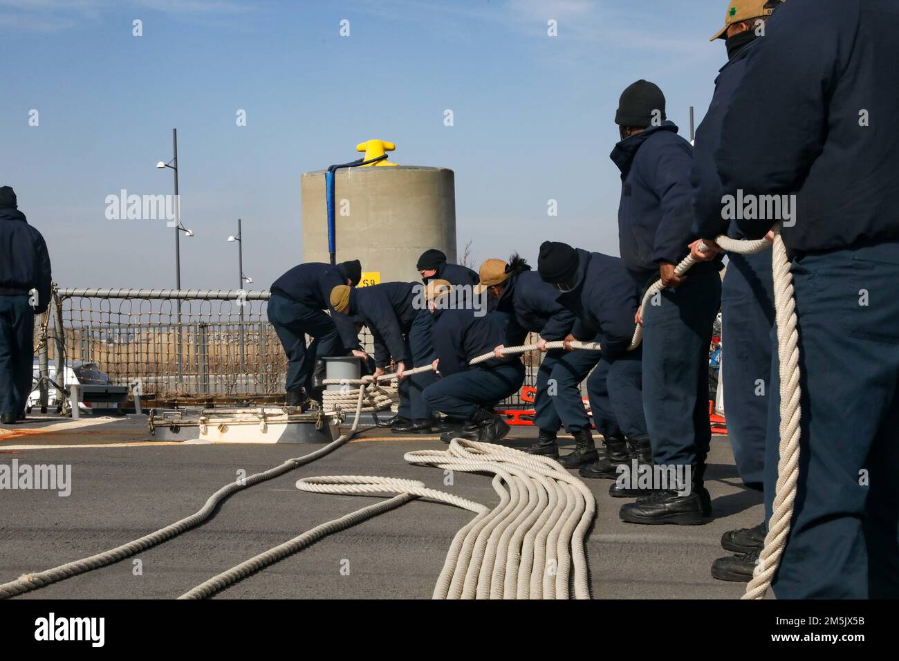 220321-N-HK187-2006 KOPENHAGEN, DÄNEMARK (21. MÄRZ 2022) – USA Marinesoldaten, die der Arleigh-Burke-Klasse-Guided-Missile Destroyer USS zugewiesen wurden, fahren am 21. März 2022 in den Hafen von Kopenhagen, Dänemark, an. Die Sullivans (DDG 68) ziehen an. Die Sullivans sind im europäischen Operationssaal tätig und beteiligen sich an einer Reihe von maritimen Aktivitäten zur Unterstützung der USA Sechste Flotte und NATO-Alliierten. Stockfoto