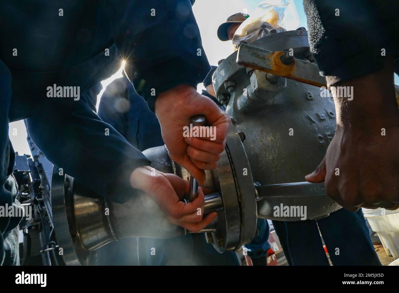 220321-N-HK187-1007 KOPENHAGEN, DÄNEMARK (21. MÄRZ 2022) – USA Marinesoldaten, die der Arleigh-Burke-Klasse-Guided-Missile Destroyer USS, den Sullivans (DDG 68), neben dem dänischen Tankschiff zugeteilt wurden, bereiten sich auf die Treibstoffentwicklung am 21. März 2022 vor. Die Sullivans sind im europäischen Operationssaal tätig und beteiligen sich an einer Reihe von maritimen Aktivitäten zur Unterstützung der USA Sechste Flotte und NATO-Alliierten. Stockfoto