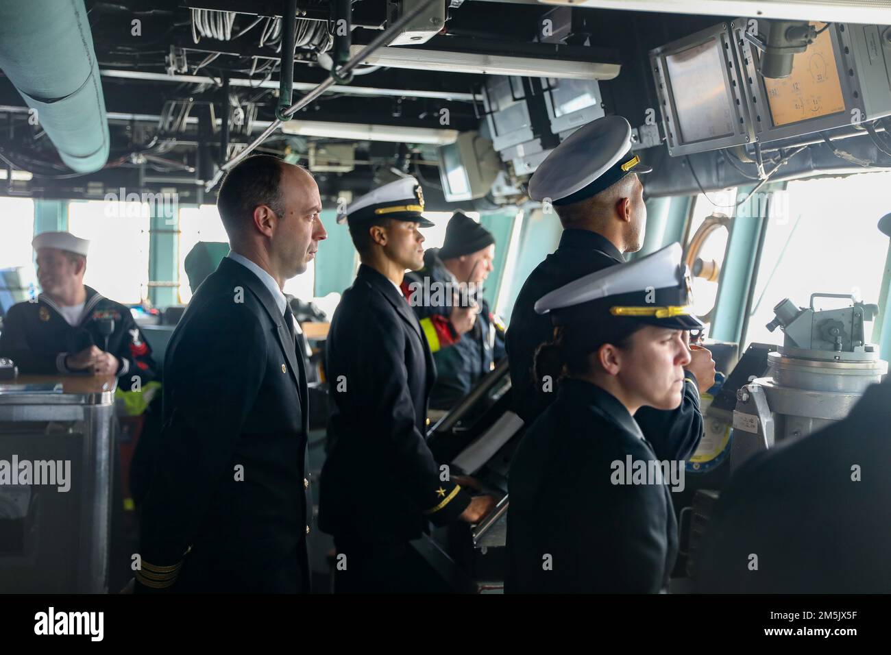 220321-N-HK187-2002 KOPENHAGEN, DÄNEMARK (21. März 2022) – Cmdr. James Diefenderfer und die USA Marinesoldaten, die der Arleigh-Burke-Klasse-Guided-Missile Destroyer USS zugewiesen wurden, fahren am 21. März 2022 in den Hafen von Kopenhagen, Dänemark, an. Die Sullivans (DDG 68) ziehen an. Die Sullivans sind im europäischen Operationssaal tätig und beteiligen sich an einer Reihe von maritimen Aktivitäten zur Unterstützung der USA Sechste Flotte und NATO-Alliierten. Stockfoto